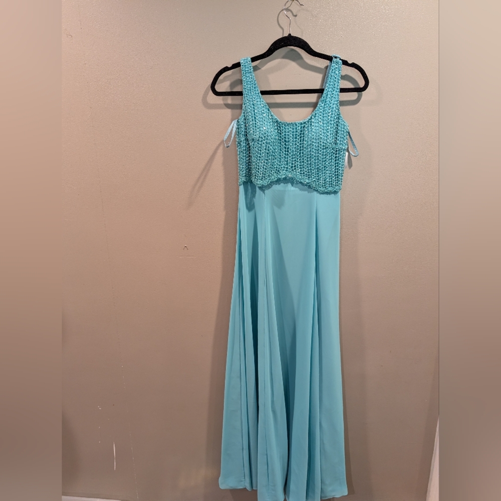 Beautiful Alyce Design Aqua Size 4